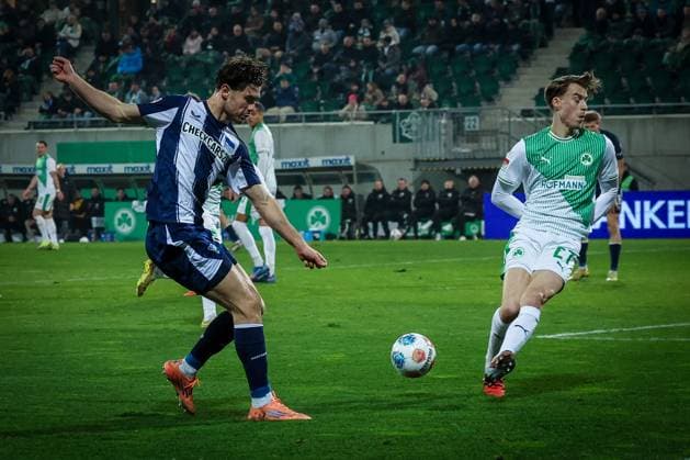 Linus Gechter 44 Hertha BSC Berlin plays a ball into the penalty area, Luca Itter 27 Spvgg Greuther Fuerth cannot prevent it, Action, Spvgg Greuther Fuerth vs Hertha BSC Berlin, Football, 2 Bundesliga, DFL, Season 2025 2026, Hinrunde, 16 Matchday, 12 12 2025 DFB regulations prohibit any use of photographs as image sequences and or quasi video Fuerth Bayern Germany Copyright: xkolbert-press MartinxAgüerax