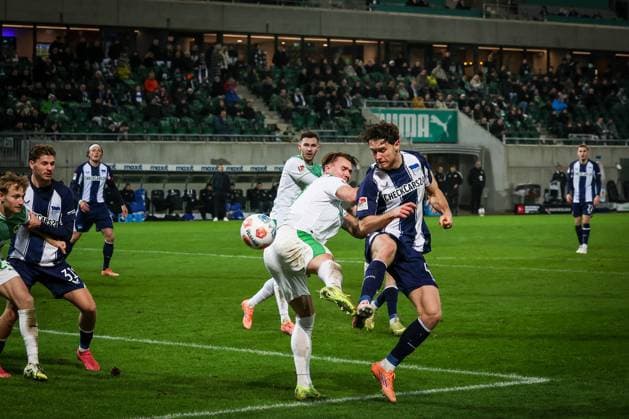 Linus Gechter 44 Hertha BSC Berlin in front of Felix Klaus 30 Spvgg Greuther Fuerth on the ball after a corner, Spvgg Greuther Fuerth vs Hertha BSC Berlin, Football, 2 Bundesliga, DFL, Saison 2025 2026, Hinrunde, 16 Spieltag, 12 12 2025 DFB regulations prohibit any use of photographs as image sequences and or quasi video Fuerth Bayern Germany Copyright: xkolbert-press MartinxAgüerax