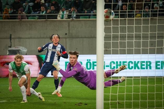 Fabian Reese 11 Hertha BSC Berlin scores a goal that is disallowed for offside, with Jannik Dehm 23 Spvgg Greuther Fuerth and Timo Schlieck 21 Spvgg Greuther Fuerth , Action, Spvgg Greuther Fuerth vs Hertha BSC Berlin, Football, 2 Bundesliga, DFL, Season 2025 2026, First round, Matchday 16, 12 12 2025 DFB regulations prohibit any use of photographs as image sequences and or quasi video Fuerth Bayern Germany Copyright: xkolbert-press MartinxAgüerax