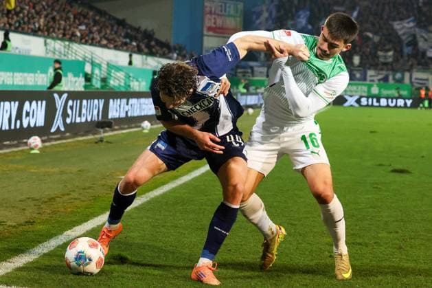 Linus Gechter 44 Hertha BSC Berlin in duel with Aaron Keller 16 Spvgg Greuther Fuerth , Action, Spvgg Greuther Fuerth vs Hertha BSC Berlin, Football, 2 Bundesliga, DFL, Saison 2025 2026, Hinrunde, 16 Spieltag, 12 12 2025 DFB regulations prohibit any use of photographs as image sequences and or quasi video Fuerth Bayern Germany Copyright: xkolbert-press MartinxAgüerax