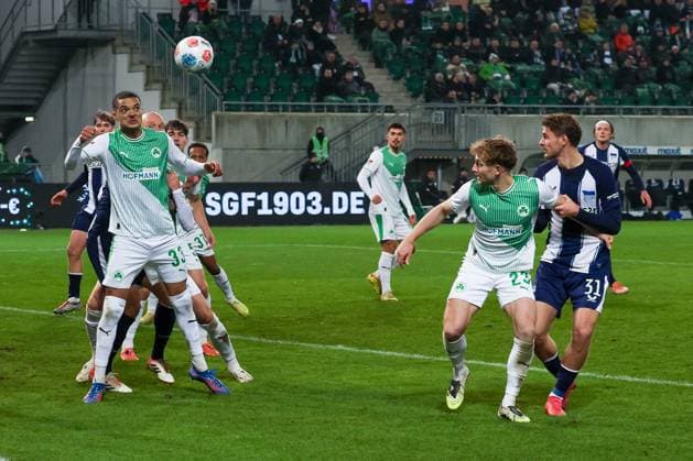 Marton Dardai 31 Hertha BSC Berlin in front of Jannik Dehm 23 Spvgg Greuther Fuerth on the ball after a corner, with Maximilian Dietz 33 Spvgg Greuther Fuerth , Spvgg Greuther Fuerth vs Hertha BSC Berlin, Football, 2 Bundesliga, DFL, Saison 2025 2026, Hinrunde, 16 Spieltag, 12 12 2025 DFB regulations prohibit any use of photographs as image sequences and or quasi video Fuerth Bayern Germany Copyright: xkolbert-press MartinxAgüerax