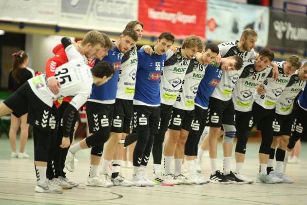Handball, Season 2025 2026, 3 Liga, Staffel Nord Ost, Men HG Hamburg Barmbek EHV Aue The Aue players stand arm in arm on their side of the hall before the kick-off Wandsbek Hamburg