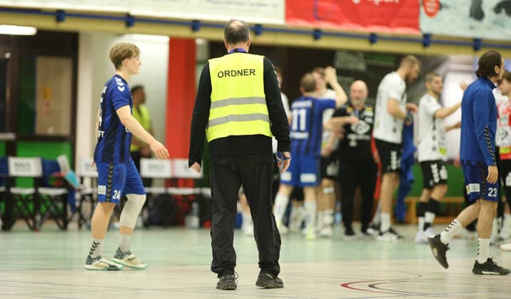 Handball, Season 2025 2026, 3 Liga, Staffel Nord Ost, Men HG Hamburg Barmbek EHV Aue A steward stands on the pitch after the end of the match and surveys the situation Wandsbek Hamburg