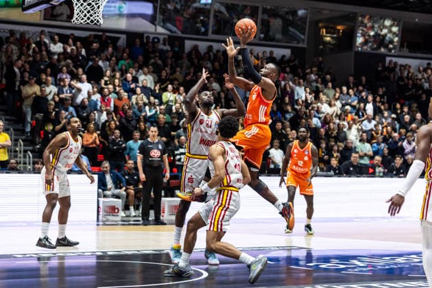 GER, easy Credit Basketball Bundesliga, Niners Chemnitz Fitness First Würzburg Baskets 12 12 2025, Messe, Chemnitz, GER, easy Credit Basketball Bundesliga, Niners Chemnitz Fitness First Würzburg Baskets John Edward Newman III Niners Chemnitz, 9 , Eddy Edigin Jr Fitness First Würzburg Baskets 27 Foto Alexander Trienitz Chemnitz Messe Sachsen Germany