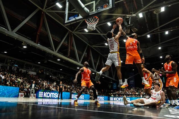 GER, easy Credit Basketball Bundesliga, Niners Chemnitz Fitness First Würzburg Baskets 12 12 2025, Messe, Chemnitz, GER, easy Credit Basketball Bundesliga, Niners Chemnitz Fitness First Würzburg Baskets Corey Davis Jr Niners Chemnitz, 5 , Davion Mintz Fitness First Würzburg Baskets 10 Foto Alexander Trienitz Chemnitz Messe Sachsen Germany
