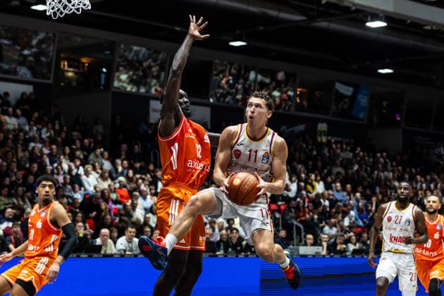 GER, easy Credit Basketball Bundesliga, Niners Chemnitz Fitness First Würzburg Baskets 12 12 2025, Messe, Chemnitz, GER, easy Credit Basketball Bundesliga, Niners Chemnitz Fitness First Würzburg Baskets Brae Ivey Fitness First Würzburg Baskets 11 , Amadou Sow Niners Chemnitz, 12 Foto Alexander Trienitz Chemnitz Messe Sachsen Germany