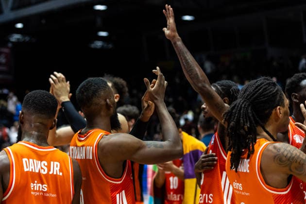 GER, easy Credit Basketball Bundesliga, Niners Chemnitz Fitness First Würzburg Baskets 12 12 2025, Messe, Chemnitz, GER, easy Credit Basketball Bundesliga, Niners Chemnitz Fitness First Würzburg Baskets Niners Chemnitz thank the fans Photo Alexander Trienitz Chemnitz Messe Sachsen Germany