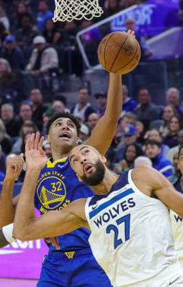 (251213) -- SAN FRANCISCO, Dec. 13, 2025 -- Trayce Jackson-Davis (back) of Golden State Warriors goes for a layup during the 2025-2026 NBA, Basketball Herren, USA regular season match between Golden State Warriors and Minnesota Timberwolves in San Francisco, the United States, on Dec. 12, 2025. (Photo by Xinhua) *(SP)U.S.-SAN FRANCISCO-BASKETBALL-NBA-WARRIORS VS TIMBERWOLVES DongxXudong 