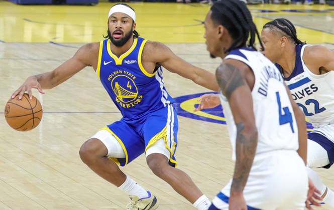 (251213) -- SAN FRANCISCO, Dec. 13, 2025 -- Moses Moody (L) of Golden State Warrior vies the ball during the 2025-2026 NBA, Basketball Herren, USA regular season match between Golden State Warriors and Minnesota Timberwolves in San Francisco, the United States, on Dec. 12, 2025. (Photo by Xinhua) *(SP)U.S.-SAN FRANCISCO-BASKETBALL-NBA-WARRIORS VS TIMBERWOLVES DongxXudong 