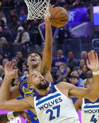 (251213) -- SAN FRANCISCO, Dec. 13, 2025 -- Trayce Jackson-Davis (back) of Golden State Warriors goes for a layup during the 2025-2026 NBA, Basketball Herren, USA regular season match between Golden State Warriors and Minnesota Timberwolves in San Francisco, the United States, on Dec. 12, 2025. (Photo by Xinhua) *(SP)U.S.-SAN FRANCISCO-BASKETBALL-NBA-WARRIORS VS TIMBERWOLVES DongxXudong 