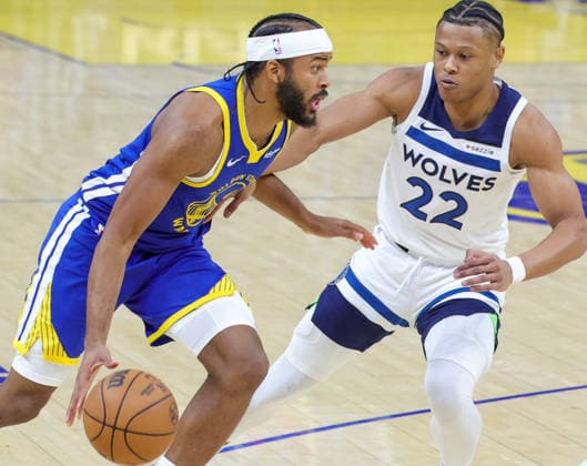 (251213) -- SAN FRANCISCO, Dec. 13, 2025 -- Moses Moody (L) of Golden State Warriors vies with Jaylen Clark of Minnesota Timberwolves during the 2025-2026 NBA, Basketball Herren, USA regular season match between Golden State Warriors and Minnesota Timberwolves in San Francisco, the United States, on Dec. 12, 2025. (Photo by Xinhua) *(SP)U.S.-SAN FRANCISCO-BASKETBALL-NBA-WARRIORS VS TIMBERWOLVES DongxXudong 