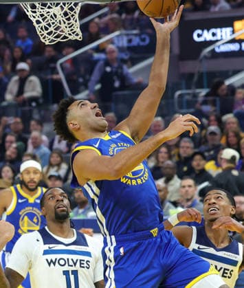 (251213) -- SAN FRANCISCO, Dec. 13, 2025 -- Trayce Jackson-Davis (top) of Golden State Warriors goes for a layup during the 2025-2026 NBA, Basketball Herren, USA regular season match between Golden State Warriors and Minnesota Timberwolves in San Francisco, the United States, on Dec. 12, 2025. (Photo by Xinhua) *(SP)U.S.-SAN FRANCISCO-BASKETBALL-NBA-WARRIORS VS TIMBERWOLVES DongxXudong 