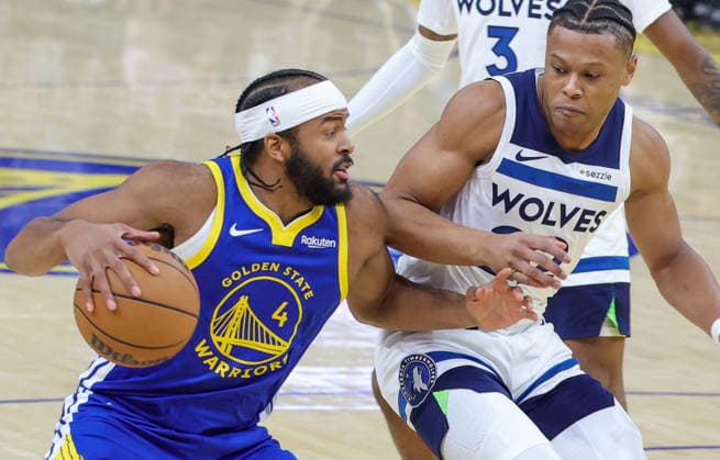 (251213) -- SAN FRANCISCO, Dec. 13, 2025 -- Moses Moody (L) of Golden State Warriors vies the ball during the 2025-2026 NBA, Basketball Herren, USA regular season match between Golden State Warriors and Minnesota Timberwolves in San Francisco, the United States, on Dec. 12, 2025. (Photo by Xinhua) *(SP)U.S.-SAN FRANCISCO-BASKETBALL-NBA-WARRIORS VS TIMBERWOLVES DongxXudong 