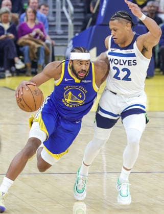 (251213) -- SAN FRANCISCO, Dec. 13, 2025 -- Moses Moody (L) of Golden State Warriors vies with Jaylen Clark of Minnesota Timberwolves during the 2025-2026 NBA, Basketball Herren, USA regular season match between Golden State Warriors and Minnesota Timberwolves in San Francisco, the United States, on Dec. 12, 2025. (Photo by Xinhua) *(SP)U.S.-SAN FRANCISCO-BASKETBALL-NBA-WARRIORS VS TIMBERWOLVES DongxXudong 