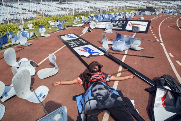 Angry fans vandalise the Salt Lake Stadium Kolkata, Dec 13 (ANI): Fan with Argentine footballer Lionel Messi s poster lay on the ground as the angry fans vandalise the Salt Lake Stadium, alleging poor management during the G.O.A.T India Tour 2025, in Kolkata on Saturday. Kolkata West Bengal India Copyright: xANIx ANI_20251213086