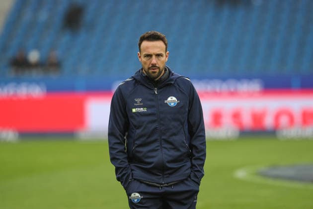 Rafl Kettemann SC Paderborn 07, Head Coach at the pre-match pitch inspection, Karlsruher SC vs SC Paderborn 07, 2 Bundesliga, Matchday 16, 2025 2026, 13 12 2025, DFL REGULATES PROHIBIT ANY USE OF PHOTOGRAPHS AS IMAGE SEQUENCES AND OR QUASI VIDEO, Karlsruher SC vs SC Paderborn 07, 2 Bundesliga, Matchday 16, 2025 2026, 13 12 2025 Karlsruhe Copyright: xEibner-Pressefoto JanxPrihodax EP_JPA