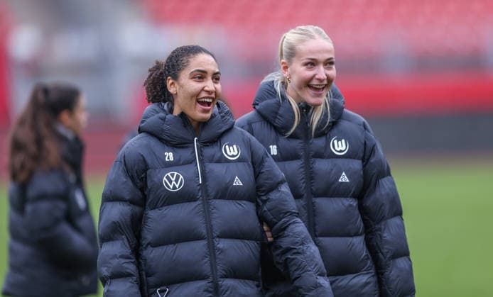 GER, Nuremberg, 1 FC Nuremberg vs VfL Wolfsburg, Google Pixel Bundesliga, Football, DFB, Season 2025 2026, Max Morlock Stadion, 13 Matchday in picture pitch inspection, Vfl Wolfsburg before the match in Nuremberg, Cora Zicai VfL Wolfsburg 28 , Camilla Küver VfL Wolfsburg 16 DFB DFL REGULATIONS PROHIBIT ANY USE OF PHOTOGRAPHS AS IMAGE SEQUENCES AND OR QUASI VIDEO, 13 12 2025 Copyright: HMBxMedia HendrikxHamelau