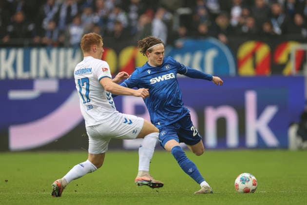 David Herold Karlsruher SC, 20 in duel with Laurin Curda SC Paderborn 07, 17 , Karlsruher SC vs SC Paderborn 07, 2 Bundesliga, Matchday 16, 2025 2026, 13 12 2025, DFL REGULATES PROHIBIT ANY USE OF PHOTOGRAPHS AS IMAGE SEQUENCES AND OR QUASI VIDEO, Karlsruher SC vs SC Paderborn 07, 2 Bundesliga, Matchday 16, 2025 2026, 13 12 2025 Karlsruhe Copyright: xEibner-Pressefoto JanxPrihodax EP_JPA