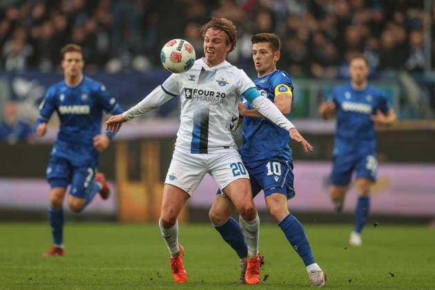 Felix Goetze SC Paderborn 07, 20 in duel with Marvin Wanitzek Karlsruher SC, 10 , Karlsruher SC vs SC Paderborn 07, 2 Bundesliga, Matchday 16, 2025 2026, 13 12 2025, DFL REGULATES PROHIBIT ANY USE OF PHOTOGRAPHS AS IMAGE SEQUENCES AND OR QUASI VIDEO, Karlsruher SC vs SC Paderborn 07, 2 Bundesliga, Matchday 16, 2025 2026, 13 12 2025 Karlsruhe Copyright: xEibner-Pressefoto JanxPrihodax EP_JPA
