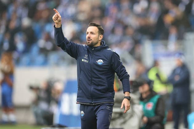 Rafl Kettemann SC Paderborn 07, Head Coach with instructions, Karlsruher SC vs SC Paderborn 07, 2 Bundesliga, 16 Matchday, 2025 2026, 13 12 2025, DFL REGULATIONS PROHIBIT ANY USE OF PHOTOGRAPHS AS IMAGE SEQUENCES AND OR QUASI VIDEO, Karlsruher SC vs SC Paderborn 07, 2 Bundesliga, 16 Matchday, 2025 2026, 13 12 2025 Karlsruhe Copyright: xEibner-Pressefoto JanxPrihodax EP_JPA