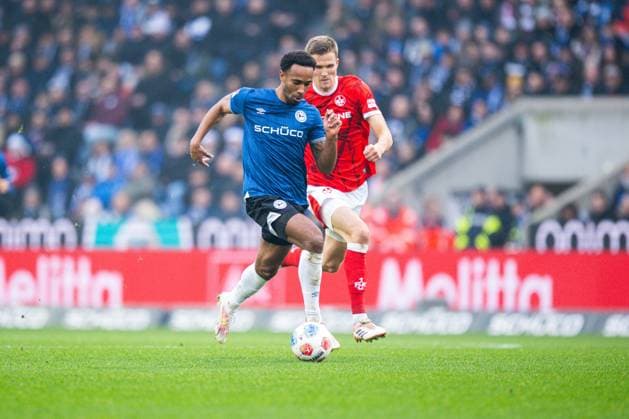 13 12 2025 Soccer, 2025 2026, 2 Bundesliga, Matchday 16, DSC Arminia Bielefeld 1 FC Kaiserslautern L R Noah Joel Sarenren Bazee Bielefeld , Fabian Kunze Kaiserslautern DFL REGULATIONS PROHIBIT ANY USE OF PHOTOGRAPHS AS IMAGE SEQUENCES AND OR QUASI VIDEO