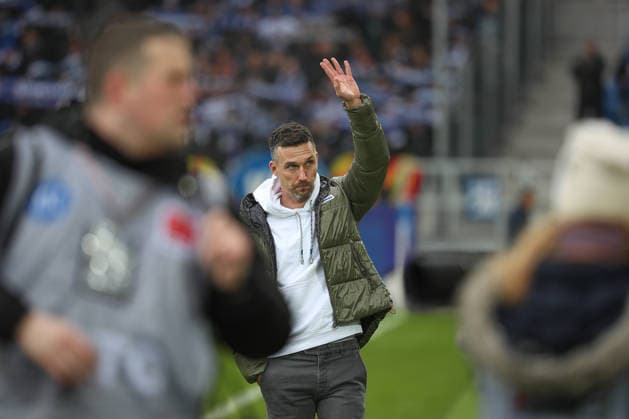 Greetings to the fans Christian Eichner Karlsruher SC, Head Coach , Karlsruher SC vs SC Paderborn 07, 2 Bundesliga, 16 Matchday, 2025 2026, 13 12 2025, DFL REGULATIONS PROHIBIT ANY USE OF PHOTOGRAPHS AS IMAGE SEQUENCES AND OR QUASI VIDEO, Karlsruher SC vs SC Paderborn 07, 2 Bundesliga, 16 Matchday, 2025 2026, 13 12 2025 Karlsruhe Copyright: xEibner-Pressefoto JanxPrihodax EP_JPA