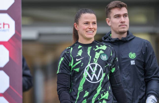 GER, Nuremberg, 1 FC Nuremberg vs VfL Wolfsburg, Google Pixel Bundesliga, Football, DFB, Season 2025 2026, Max Morlock Stadion, 13 Matchday in picture Martina TufekoviÄ‡ VfL Wolfsburg 21 represents today the injured Stina Johannes VfL Wolfsburg 1 vs FC Nuremberg DFB DFL REGULATIONS PROHIBIT ANY USE OF PHOTOGRAPHS AS IMAGE SEQUENCES AND OR QUASI VIDEO, 13 12 2025 Copyright: HMBxMedia HendrikxHamelau