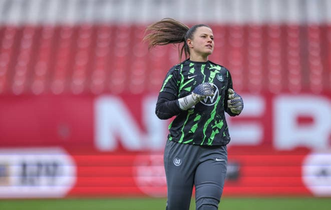 GER, Nuremberg, 1 FC Nuremberg vs VfL Wolfsburg, Google Pixel Bundesliga, Football, DFB, Season 2025 2026, Max Morlock Stadion, 13 Matchday in picture Martina TufekoviÄ‡ VfL Wolfsburg 21 represents today the injured Stina Johannes VfL Wolfsburg 1 vs FC Nuremberg DFB DFL REGULATIONS PROHIBIT ANY USE OF PHOTOGRAPHS AS IMAGE SEQUENCES AND OR QUASI VIDEO, 13 12 2025 Copyright: HMBxMedia HendrikxHamelau