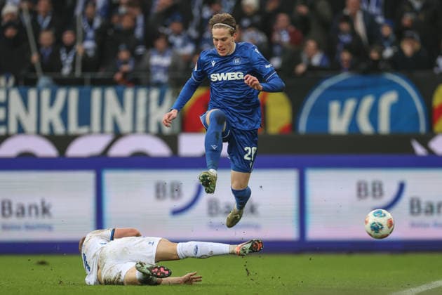 David Herold Karlsruher SC, 20 jumps over the graetsche of Laurin Curda SC Paderborn 07, 17 , Karlsruher SC vs SC Paderborn 07, 2 Bundesliga, 16 Matchday, 2025 2026, 13 12 2025, DFL REGULATES PROHIBIT ANY USE OF PHOTOGRAPHS AS IMAGE SEQUENCES AND OR QUASI VIDEO, Karlsruher SC vs SC Paderborn 07, 2 Bundesliga, 16 Matchday, 2025 2026, 13 12 2025 Karlsruhe Copyright: xEibner-Pressefoto JanxPrihodax EP_JPA