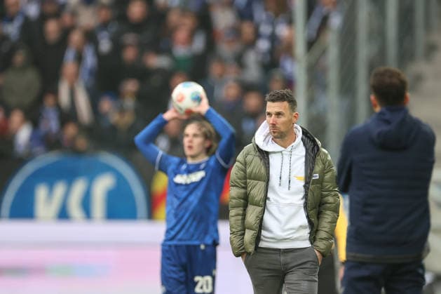 Christian Eichner Karlsruher SC, Head Coach on the touchline David Herold Karlsruher SC, 20 v with the throw-in, Karlsruher SC vs SC Paderborn 07, 2 Bundesliga, Matchday 16, 2025 2026, 13 12 2025, DFL REGULATES PROHIBIT ANY USE OF PHOTOGRAPHS AS IMAGE SEQUENCES AND OR QUASI VIDEO, Karlsruher SC vs SC Paderborn 07, 2 Bundesliga, Matchday 16, 2025 2026, 13 12 2025 Karlsruhe Copyright: xEibner-Pressefoto JanxPrihodax EP_JPA