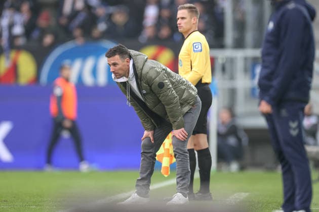 Christian Eichner Karlsruher SC, Head Coach on the touchline, Karlsruher SC vs SC Paderborn 07, 2 Bundesliga, Matchday 16, 2025 2026, 13 12 2025, DFL REGULATES PROHIBIT ANY USE OF PHOTOGRAPHS AS IMAGE SEQUENCES AND OR QUASI VIDEO, Karlsruher SC vs SC Paderborn 07, 2 Bundesliga, Matchday 16, 2025 2026, 13 12 2025 Karlsruhe Copyright: xEibner-Pressefoto JanxPrihodax EP_JPA