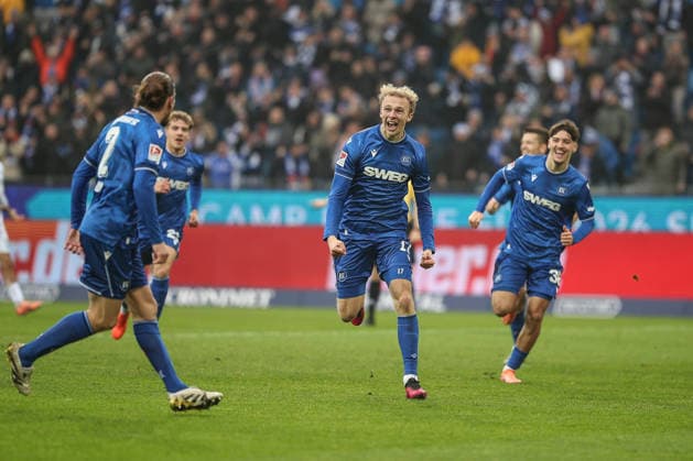 Leo Opitz Karlsruher SC, 17 cheers when scoring the 1 0 which was taken back, Karlsruher SC vs SC Paderborn 07, 2 Bundesliga, 16 Matchday, 2025 2026, 13 12 2025, DFL REGULATES PROHIBIT ANY USE OF PHOTOGRAPHS AS IMAGE SEQUENCES AND OR QUASI VIDEO, Karlsruher SC vs SC Paderborn 07, 2 Bundesliga, 16 Matchday, 2025 2026, 13 12 2025 Karlsruhe Copyright: xEibner-Pressefoto JanxPrihodax EP_JPA
