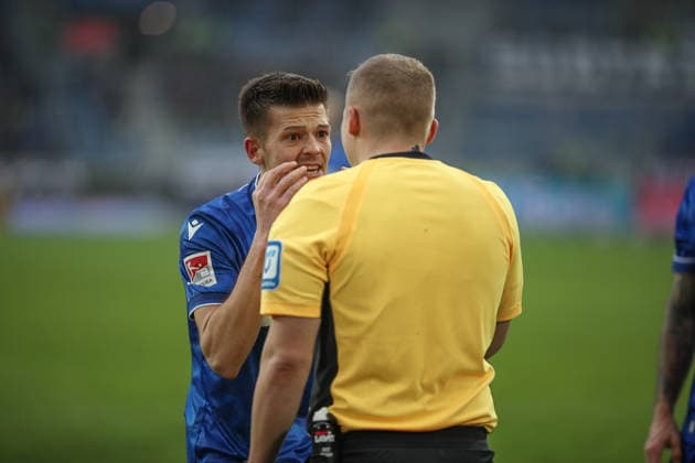Marvin Wanitzek Karlsruher SC, 10 discusses with the referee about the red card of Fabian Schleusener Karlsruher SC, 24 , Karlsruher SC vs SC Paderborn 07, 2 Bundesliga, Matchday 16, 2025 2026, 13 12 2025, DFL REGULATES PROHIBIT ANY USE OF PHOTOGRAPHS AS IMAGE SEQUENCES AND OR QUASI VIDEO, Karlsruher SC vs SC Paderborn 07, 2 Bundesliga, 16 Matchday, 2025 2026, 13 12 2025 Karlsruhe Copyright: xEibner-Pressefoto JanxPrihodax EP_JPA