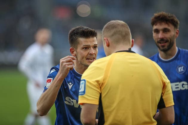 Marvin Wanitzek Karlsruher SC, 10 discusses with the referee about the red card of Fabian Schleusener Karlsruher SC, 24 , Karlsruher SC vs SC Paderborn 07, 2 Bundesliga, Matchday 16, 2025 2026, 13 12 2025, DFL REGULATES PROHIBIT ANY USE OF PHOTOGRAPHS AS IMAGE SEQUENCES AND OR QUASI VIDEO, Karlsruher SC vs SC Paderborn 07, 2 Bundesliga, 16 Matchday, 2025 2026, 13 12 2025 Karlsruhe Copyright: xEibner-Pressefoto JanxPrihodax EP_JPA