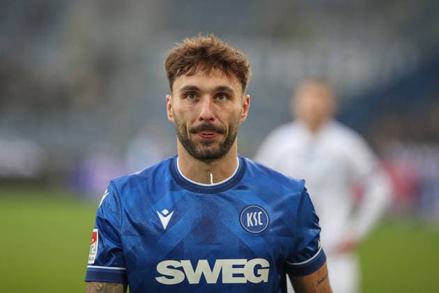 Red card for Fabian Schleusener Karlsruher SC, 24 , Karlsruher SC vs SC Paderborn 07, 2 Bundesliga, 16 Matchday, 2025 2026, 13 12 2025, DFL REGULATES PROHIBIT ANY USE OF PHOTOGRAPHS AS IMAGE SEQUENCES AND OR QUASI VIDEO, Karlsruher SC vs SC Paderborn 07, 2 Bundesliga, 16 Matchday, 2025 2026, 13 12 2025 Karlsruhe Copyright: xEibner-Pressefoto JanxPrihodax EP_JPA
