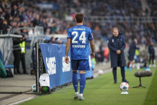 must leave the pitch with red Fabian Schleusener Karlsruher SC, 24 , Karlsruher SC vs SC Paderborn 07, 2 Bundesliga, Matchday 16, 2025 2026, 13 12 2025, DFL REGULATES PROHIBIT ANY USE OF PHOTOGRAPHS AS IMAGE SEQUENCES AND OR QUASI VIDEO, Karlsruher SC vs SC Paderborn 07, 2 Bundesliga, Matchday 16, 2025 2026, 13 12 2025 Karlsruhe Copyright: xEibner-Pressefoto JanxPrihodax EP_JPA
