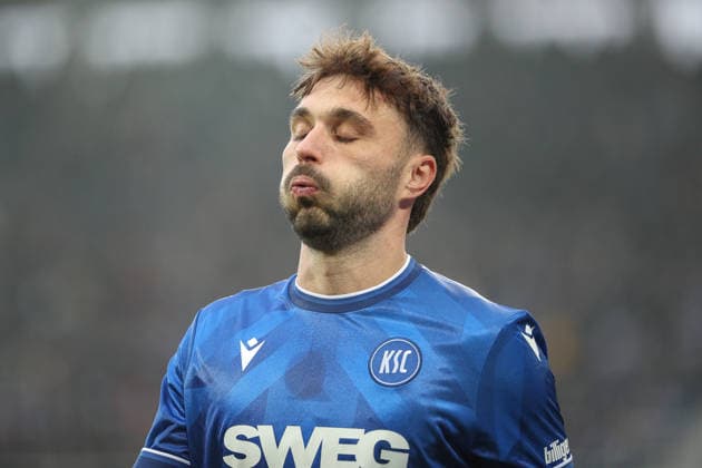 Fabian Schleusener Karlsruher SC, 24 served after his red card, Karlsruher SC vs SC Paderborn 07, 2 Bundesliga, Matchday 16, 2025 2026, 13 12 2025, DFL REGULATES PROHIBIT ANY USE OF PHOTOGRAPHS AS IMAGE SEQUENCES AND OR QUASI VIDEO, Karlsruher SC vs SC Paderborn 07, 2 Bundesliga, Matchday 16, 2025 2026, 13 12 2025 Karlsruhe Copyright: xEibner-Pressefoto JanxPrihodax EP_JPA