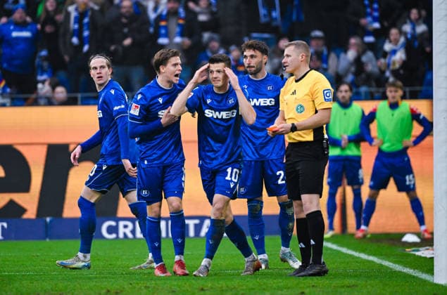 Marvin Wanitzek Karlsruher SC complains to Referee Timo Gansloweit after the red card for Fabian Schleusener Karlsruher SC during the Bundesliga 2 match between Karlsruher SC and SC Paderborn at BBBank Wildpark on December 13, 2025 in Karlsruhe, Germany, Germany Photo by Silas Schüller DeFodi Images Marvin Wanitzek Karlsruher SC complains to Referee Timo Gansloweit after the red card for Fabian Schleusener Karlsruher SC during the 2 Bundesliga match between Karlsruher SC and SC Paderborn at BBBank Wildpark on December 13, 2025 in Karlsruhe, Germany Photo by Silas Schüller DeFodi Images DFB DFL REGULATIONS PROHIBIT ANY USE OF PHOTOGRAPHS AS IMAGE SEQUENCES AND OR QUASI VIDEO Photo by Silas Schueller DeFodi Images