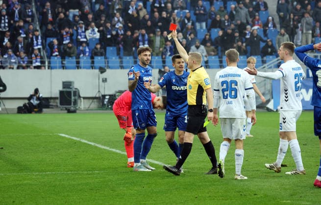 13 12 25 Karlsruher SC SC Paderborn 07 Germany, Karlsruhe, 13 12 2025, Soccer, 2 Bundesliga, Season 2025 2026, Karlsruher SC SC Paderborn 07 v l Fabian Schleusener Karlsruher SC , Timo Gansloweit Referee Yellow Red card Foul