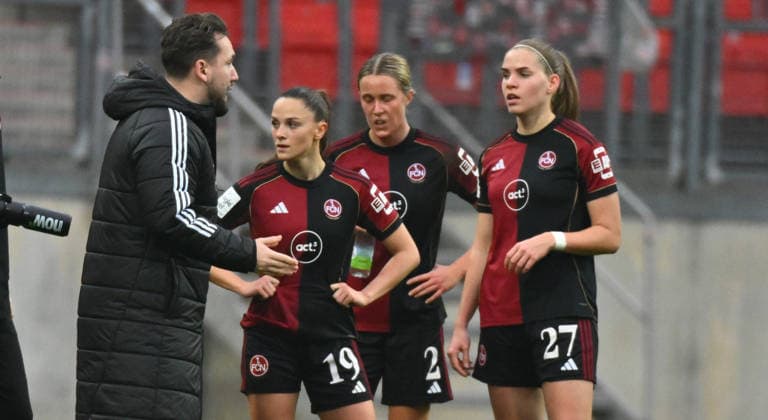 13 12 2025 Soccer Season 2025 2026 1 Google Pixel Women Bundesliga 13 Matchday 1 FC Nürnberg FCN Club Clubfrauen VfL Wolfsburg Sportfoto Zink xwoxzix Thomas Oostendorp Coach 1 FC Nürnberg FCN speaks to Sanja Homann 19, 1 FC Nürnberg FCN Klara Svensson Senelius 2, 1 FC Nürnberg FCN Beatrix Fördös Foerdoes 27, 1 FC Nürnberg FCN