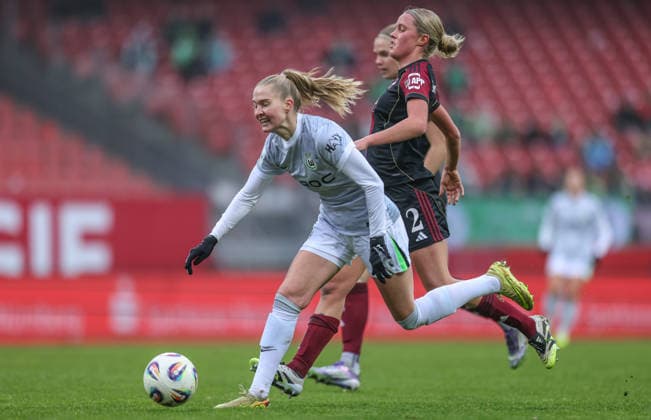 GER, Nuremberg, 1 FC Nuremberg vs VfL Wolfsburg, Google Pixel Bundesliga, Football, DFB, Season 2025 2026, Max Morlock Stadion, 13 Matchday in picture f l Janina Minge VfL Wolfsburg 6 , Klara Svensson Senelius 1 FC Nuremberg Women 2 , zweikampf DFB DFL REGULATIONS PROHIBIT ANY USE OF PHOTOGRAPHS AS IMAGE SEQUENCES AND OR QUASI VIDEO, 13 12 2025 Copyright: HMBxMedia HendrikxHamelau