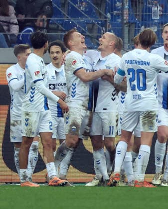 13 12 25 Karlsruher SC SC Paderborn 07 Germany, Karlsruhe, 13 12 2025, Football, 2 Bundesliga, Season 2025 2026, Karlsruher SC SC Paderborn 07 Laurin Curda SC Paderborn 07 Cheering Goal 0 2 Curda