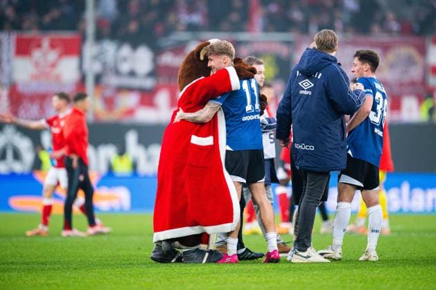 13 12 2025 Soccer, 2025 2026, 2 Bundesliga, 16 Matchday, DSC Arminia Bielefeld 1 FC Kaiserslautern L R Lohmann Mascot Bielefeld , Joel Grodowski Bielefeld DFL REGULATIONS PROHIBIT ANY USE OF PHOTOGRAPHS AS IMAGE SEQUENCES AND OR QUASI VIDEO
