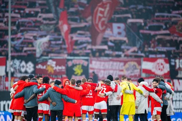13 12 2025 Football, 2025 2026, 2 Bundesliga, Matchday 16, DSC Arminia Bielefeld 1 FC Kaiserslautern Team Kaiserslautern in front of the fans Kaiserslautern DFL REGULATIONS PROHIBIT ANY USE OF PHOTOGRAPHS AS IMAGE SEQUENCES AND OR QUASI VIDEO