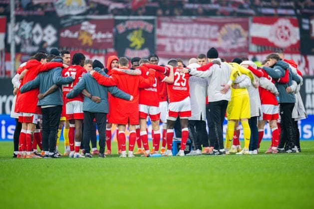 13 12 2025 Football, 2025 2026, 2 Bundesliga, Matchday 16, DSC Arminia Bielefeld 1 FC Kaiserslautern Team Kaiserslautern in front of the fans Kaiserslautern DFL REGULATIONS PROHIBIT ANY USE OF PHOTOGRAPHS AS IMAGE SEQUENCES AND OR QUASI VIDEO
