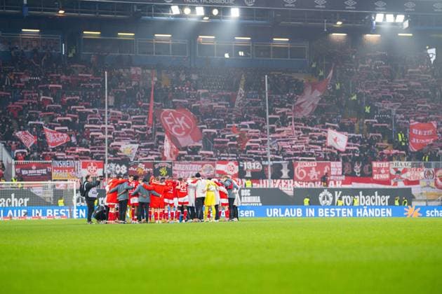 13 12 2025 Football, 2025 2026, 2 Bundesliga, Matchday 16, DSC Arminia Bielefeld 1 FC Kaiserslautern Team Kaiserslautern in front of the fans Kaiserslautern DFL REGULATIONS PROHIBIT ANY USE OF PHOTOGRAPHS AS IMAGE SEQUENCES AND OR QUASI VIDEO