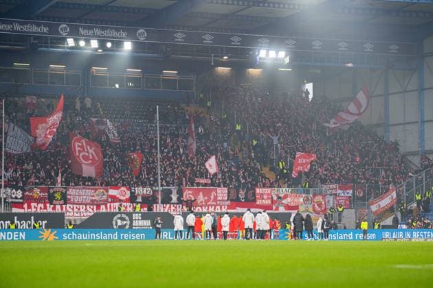 13 12 2025 Football, 2025 2026, 2 Bundesliga, Matchday 16, DSC Arminia Bielefeld 1 FC Kaiserslautern Team Kaiserslautern in front of the fans Kaiserslautern DFL REGULATIONS PROHIBIT ANY USE OF PHOTOGRAPHS AS IMAGE SEQUENCES AND OR QUASI VIDEO