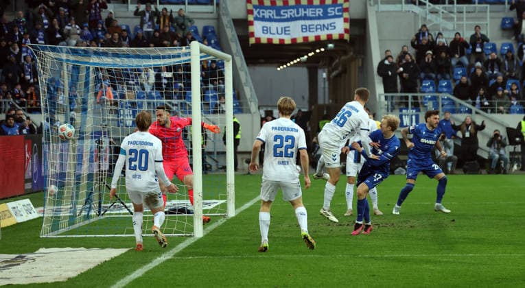 13 12 25 Karlsruher SC SC Paderborn 07 Germany, Karlsruhe, 13 12 2025, Football, 2 Bundesliga, Season 2025 2026, Karlsruher SC SC Paderborn 07 Leon Opitz Karlsruher SC disallowed goal