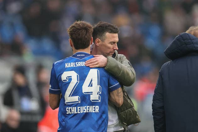 After the red card for his player Fabian Schleusener Karlsruher SC, 24 da Christian Eichner Karlsruher SC, Head Coach , Karlsruher SC vs SC Paderborn 07, 2 Bundesliga, 16 Matchday, 2025 2026, 13 12 2025, DFL REGULATIONS PROHIBIT ANY USE OF PHOTOGRAPHS AS IMAGE SEQUENCES AND OR QUASI VIDEO, Karlsruher SC vs SC Paderborn 07, 2 Bundesliga, 16 Matchday, 2025 2026, 13 12 2025 Karlsruhe Copyright: xEibner-Pressefoto JanxPrihodax EP_JPA