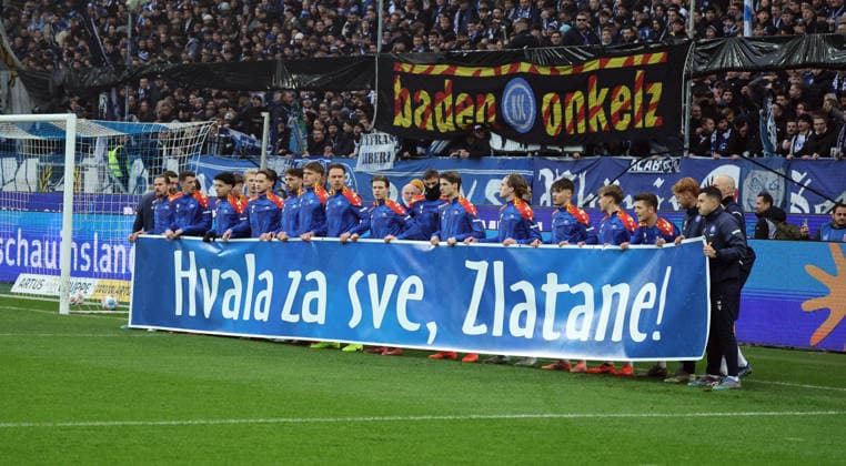 13 12 25 Karlsruher SC SC Paderborn 07 Germany, Karlsruhe, 13 12 2025, Soccer, 2 Bundesliga, Season 2025 2026, Karlsruher SC SC Paderborn 07 Karlsruher SC players team Thank you poster for co-coach Zlatan Bajramovic, who was fired during the week